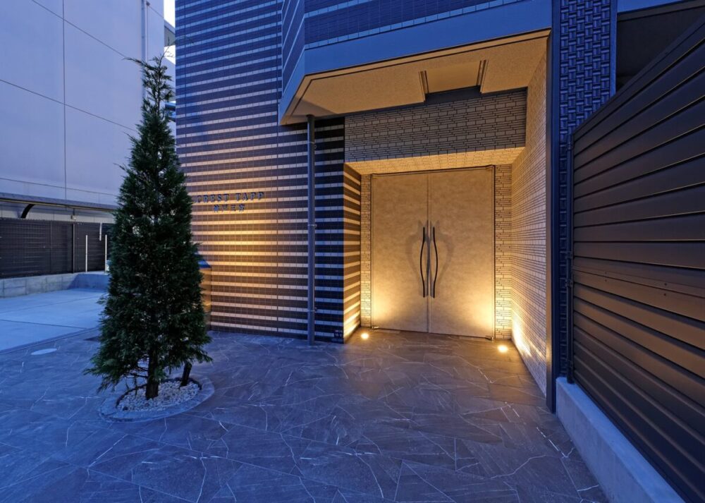 CREST TAPP　外観・アプローチ（夕景）